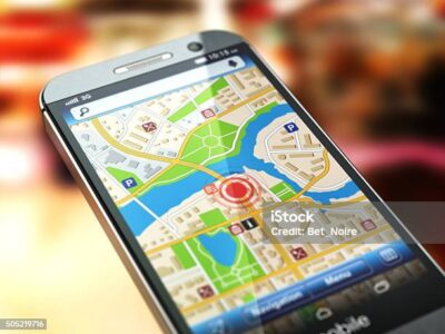 Navegación Móvil GPS. Smartphone con un mapa de una ciudad